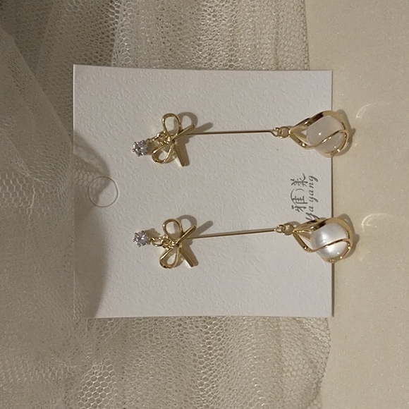 Jewelry - Gold Bow Drop Earrings!